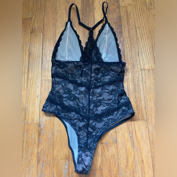2 for $20 🌸 Dynamite Lace Bodysuit - Picture 2 of 3